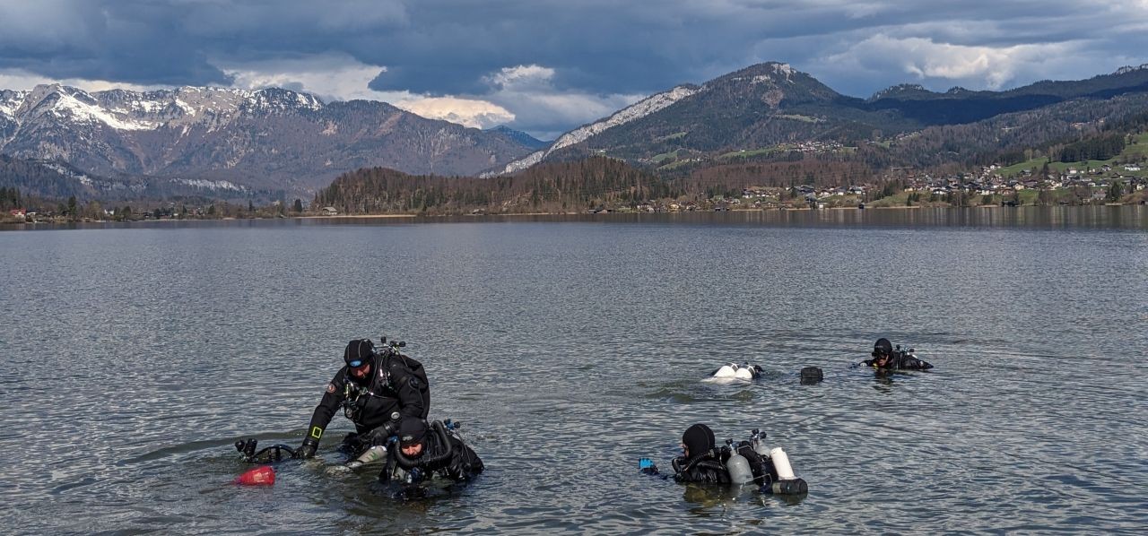 Probenahme mit Tauchern am Hallstätter See