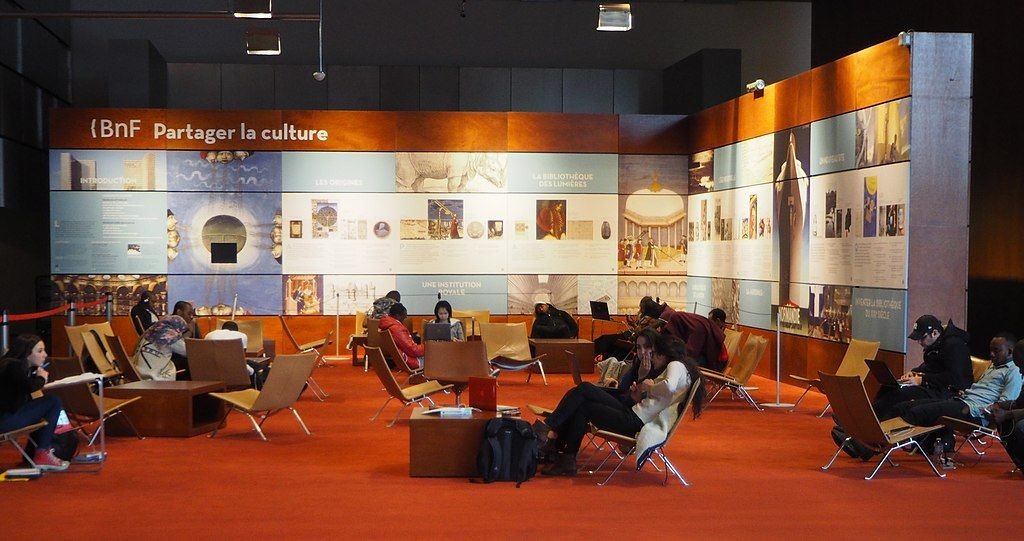 Raum in der französischen Nationalbibliothek in dem Menschen sitzen